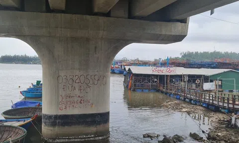 Quảng Ngãi: Nhà nổi trái phép "bức tử" sông Trà Bồng