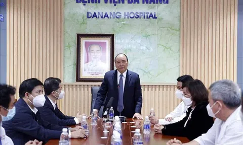 Chủ tịch nước thăm, động viên lực lượng y tế tại Đà Nẵng