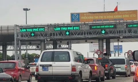 Ùn ùn xe dán thẻ thu phí tự động không qua được cao tốc