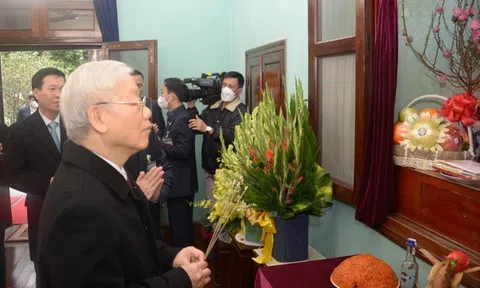 Tổng Bí thư dâng hương tưởng niệm Chủ tịch Hồ Chí Minh