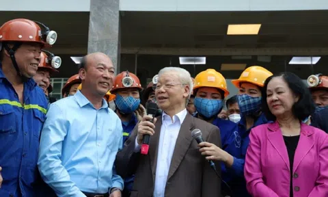 Tổng Bí thư Nguyễn Phú Trọng thăm, tặng quà thợ mỏ TKV
