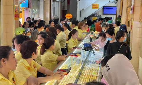 Yêu cầu báo cáo tình hình, giải pháp quản lý thị trường tiền tệ, vàng, chứng khoán