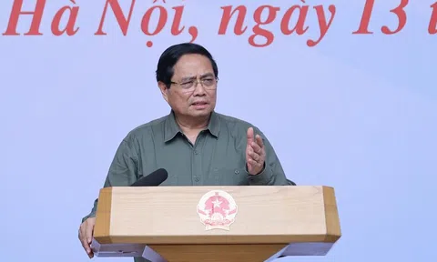 Thủ tướng: Khẩn trương xây dựng lại 1.900 nhà sập đổ, 67.000 nhà tốc mái cho đồng bào miền Trung