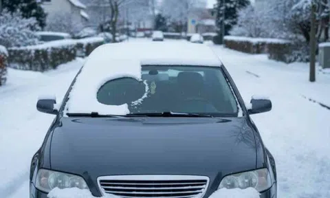 Nhiều tài xế tại Đức đối mặt với án phạt nặng vì thói quen không dọn tuyết xe trong mùa đông