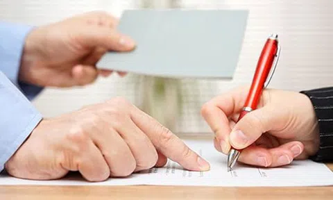 Có đóng BHXH cho công nhân thời gian tạm ngừng việc do hết nguyên liệu?