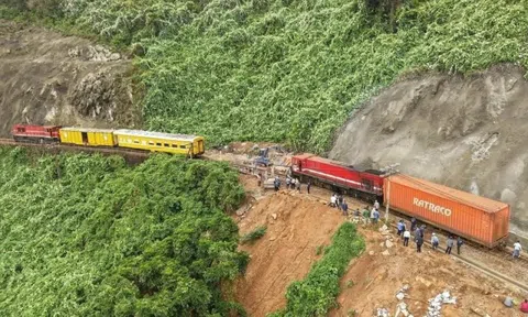 Thông tuyến đèo Hải Vân sau sự cố đá rơi: Tàu hàng chạy lại, thiệt hại hơn 10 tỷ đồng