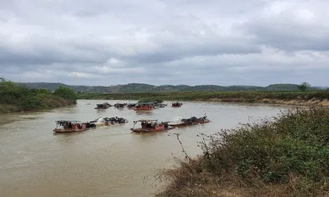 ‘’Cát tặc’’ sông Đuống hoành hành giữa mùa dịch
