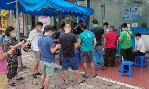 Phòng khám Medlatec (Mỹ Đình): Người dân xếp hàng tràn xuống lòng đường, bất chấp quy định giãn cách
