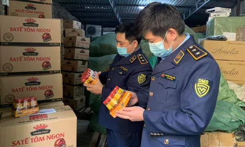 Thu giữ hàng chục ngàn lọ "Sa tế tôm ngon Thuận Phát" có dấu hiệu xâm phạm quyền SHTT