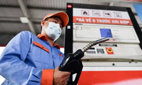 Giá xăng tăng thêm 500 đồng, tiếp tục lập đỉnh mới