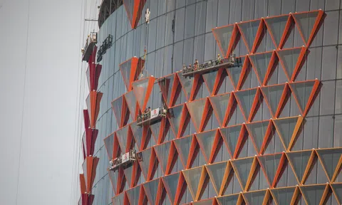 Vì sao Saigon One Tower chỉ được thay kính bên ngoài, bên trong không được thi công?