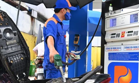 Tiếp tục đi lên, giá xăng RON95-III vượt ngưỡng 24.800 đồng mỗi lít