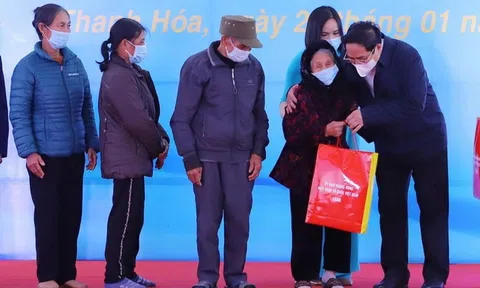 Trình Chủ tịch nước tặng quà người có công dịp Tết Nguyên đán Giáp Thìn