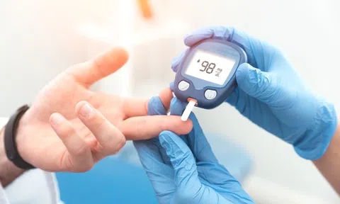 Cả nhà cùng tiểu đường, bác sĩ nhìn bàn ăn liền phát hiện 2 "quả bom" khiến 100% người mắc bệnh