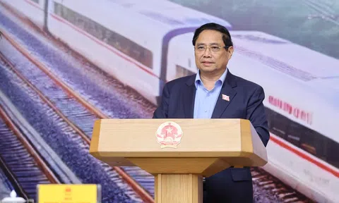Thủ tướng Chính phủ yêu cầu 'dứt khoát' hoàn thành Tiêu chuẩn Đường sắt trong tháng 10/2025, đảm bảo Khởi công đường sắt Lào Cai – Hải Phòng ngày 19/12