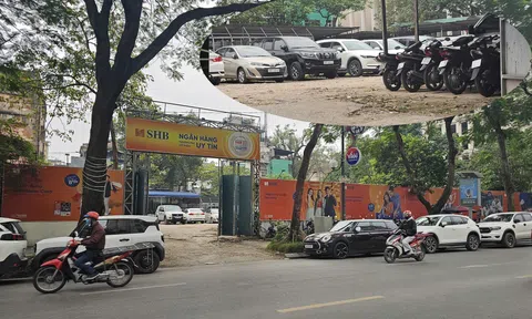 Bài 1: “Đất kim cương” 31-35 Lý Thường Kiệt 10 năm quây tôn đến bãi xe nhếch nhác giữa trung tâm Thủ đô và câu hỏi về kỷ cương đô thị?