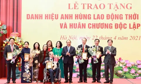 Chủ tịch nước trao tặng danh hiệu cao quý cho các nhà khoa học