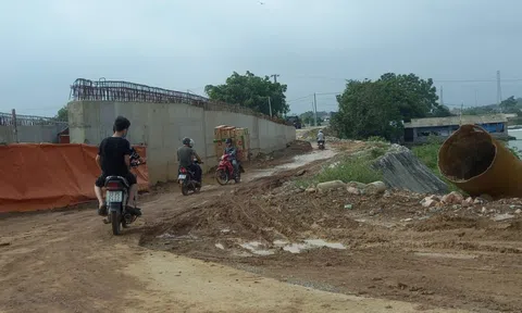 Hà Nội: Người dân khổ sở vì dự án xây dựng cầu Bến Cốc bị chậm tiến độ