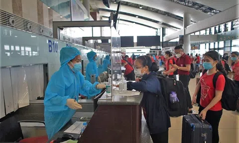 Vietnam Airlines vận chuyển đoàn y bác sĩ lớn nhất vào miền Nam