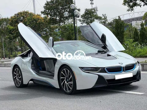 Xe hybrid thể thao BMW i8 cũ vẫn rất đắt giá dù đã khai tử