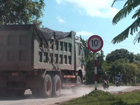 Tình trạng các xe tải chở đất quá khổ, quá tải, rơi vãi vẫn tiếp diễn?