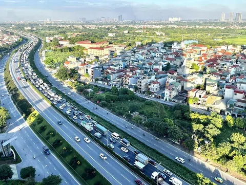 CSGT sử dụng mô tô đặc chủng để tuần tra, ghi hình sai phạm trên tuyến cầu Thanh Trì - Vành đai 3