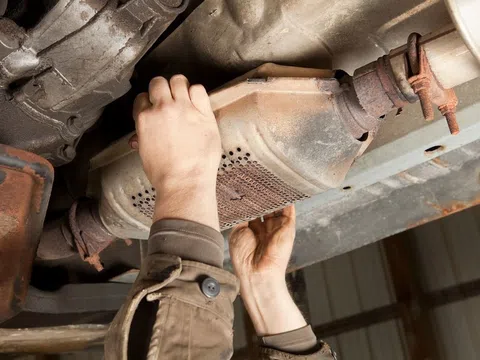 Bộ trung hòa khí thải (Catalytic Converter) là gì? Vì sao bộ phận này của ô tô liên tục bị ăn trộm?