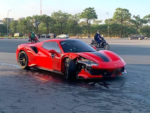 Hà Nội: Siêu xe Ferrari 488 Pista Spider và xe máy hư hỏng nặng sau tai nạn, 1 người tử vong