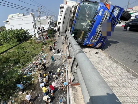 Xe tải lật trên cầu, người dân giúp tài xế gom hàng tấn cá