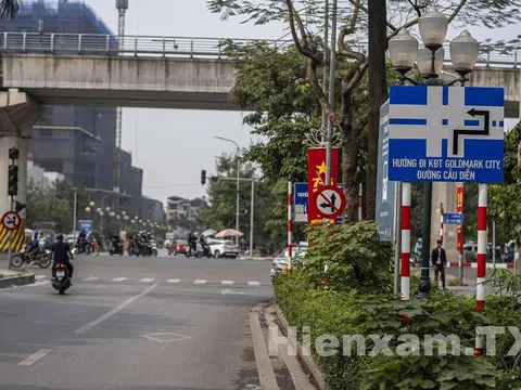 Tư vấn giao thông: Biển cấm rẽ trái và đi thẳng tại ngã tư Nguyễn Cơ Thạch - Hồ Tùng Mậu