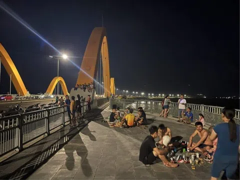 Du khách Hạ Long ngán ngẩm vì mất điện