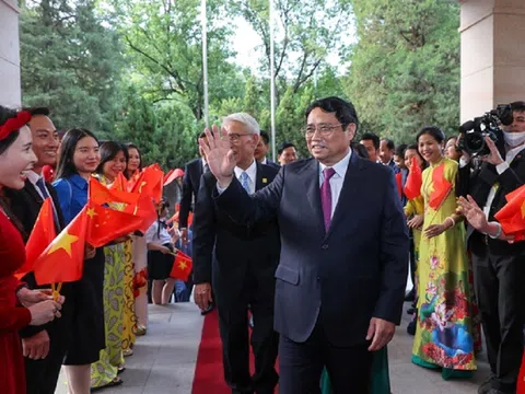 Thủ tướng và Đoàn đại biểu thăm Đại sứ quán và gặp gỡ cộng đồng người Việt Nam tại Trung Quốc