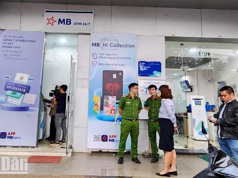 Phát hiện hàng chục triệu đồng ở trụ ATM