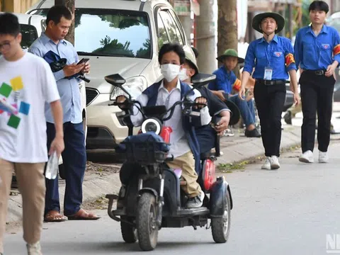 Xúc động hình ảnh cha con "xương thủy tinh" cùng nhau tới trường thi