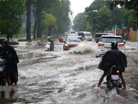 'Bỏ túi' những lưu ý khi lái xe ôtô trong điều kiện thời tiết mưa bão