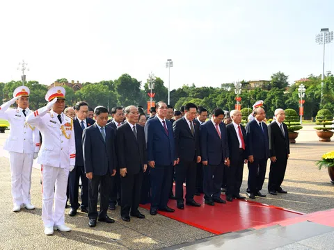 Lãnh đạo Đảng, Nhà nước và thành phố Hà Nội viếng Chủ tịch Hồ Chí Minh và tưởng niệm các Anh hùng liệt sĩ