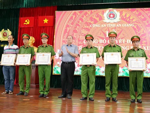 Khen thưởng lực lượng truy bắt đối tượng ném cháu bé xuống sông và vinh danh người dân dũng cảm cứu người