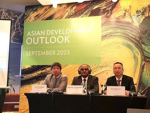 ADB: Kinh tế Việt Nam vững vàng khi nhu cầu toàn cầu suy yếu