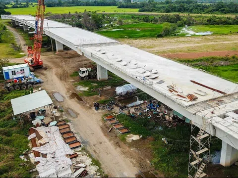 Thủ tướng Chính phủ trả lời chất vấn về giải pháp sử dụng cát nhân tạo, xây cầu cạn cao tốc ở ĐBSCL