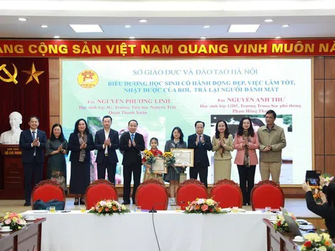 Hà Nội biểu dương 2 học sinh có hành động đẹp, việc làm tốt