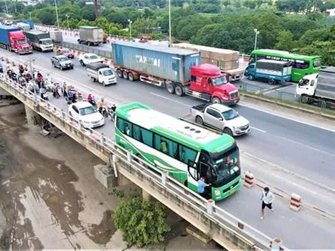 Xử lý nghiêm vi phạm giao thông trên các cây cầu nội đô