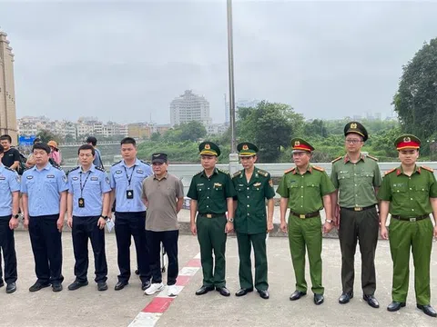 Bàn giao đối tượng truy nã cho Cục Công an thành phố Đông Hưng, Trung Quốc