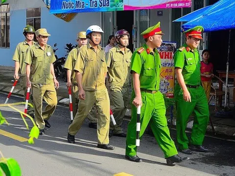 Lực lượng tham gia bảo vệ an ninh, trật tự ở cơ sở được trang bị dùi cui, áo giáp chống đâm