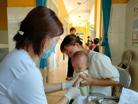 Lo ngại nguy cơ bệnh sởi lây lan trong cộng đồng: Chuyên gia khuyến cáo tiêm bù vaccine sởi cho trẻ