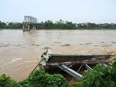 Quân đội triển khai khắc phục hậu quả sau bão số 3 và sự cố sập cầu Phong Châu