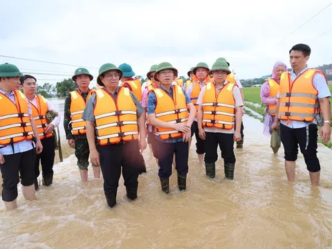 Thủ tướng Chính phủ: Điều trực thăng hỗ trợ người dân vùng lũ lụt