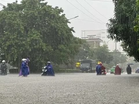 Nhiều tuyến đường thành phố Vinh chìm trong biển nước