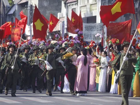 Hân hoan trở về trong sự chào đón của đồng bào Thủ đô