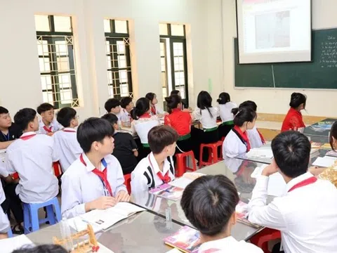 Miễn học phí cho con giáo viên, nên hay không?