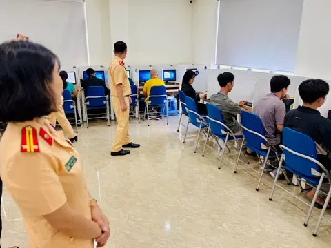 Chi tiết các câu hỏi về ô tô điện lần đầu xuất hiện trong bộ đề thi bằng lái xe